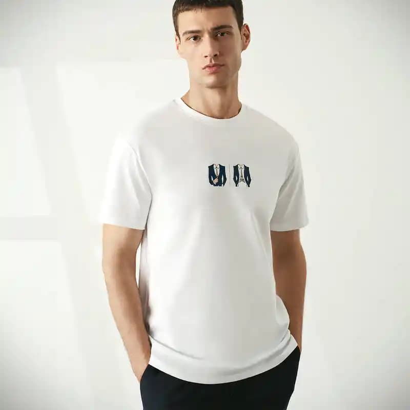 Beyaz Tişört ve Takım Elbise Kombinasyonlarıyla Modern ve Şık Giyim İpuçları