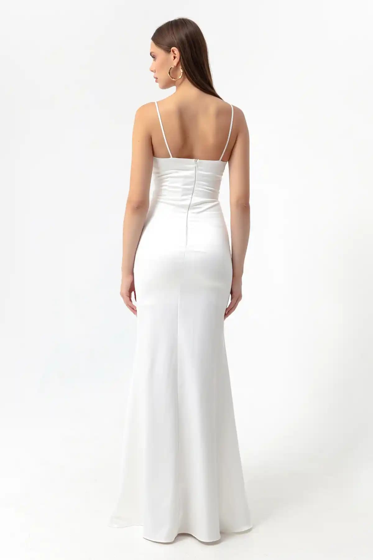 Beyaz Uzun Mezuniyet Elbisesi Modasında Güncel Trendler ve Kombinasyon İpuçları