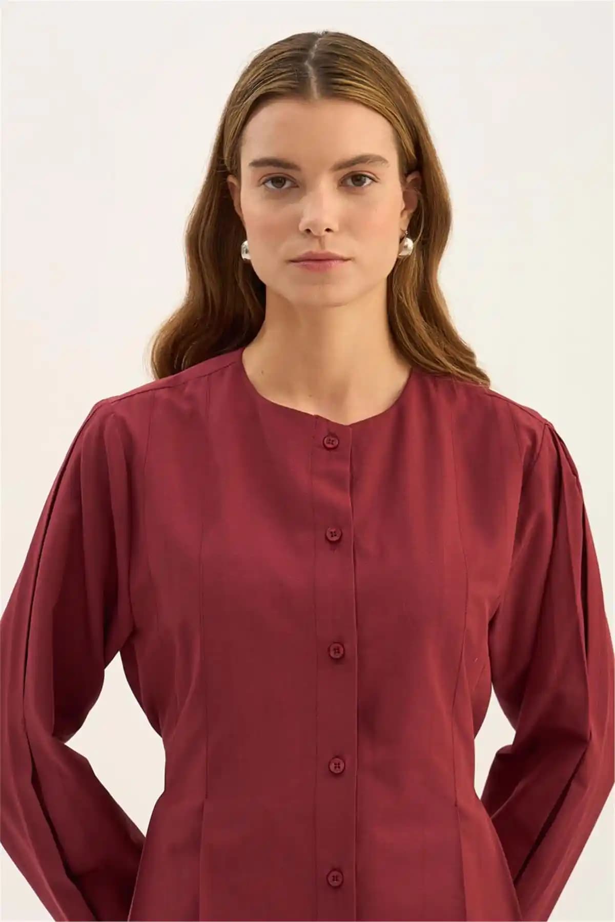 Bisiklet Yaka Gömlek: Günlük ve Şık Kombinler İçin Temel Parça Rehberi