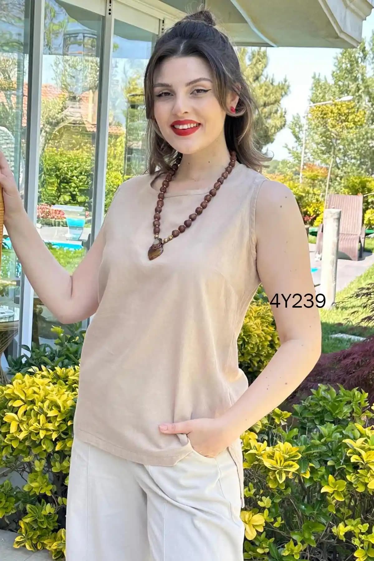 Bisiklet Yaka Sıfır Kol Bluz: Günlük ve Şık Kombinler İçin Modern Moda Seçeneği