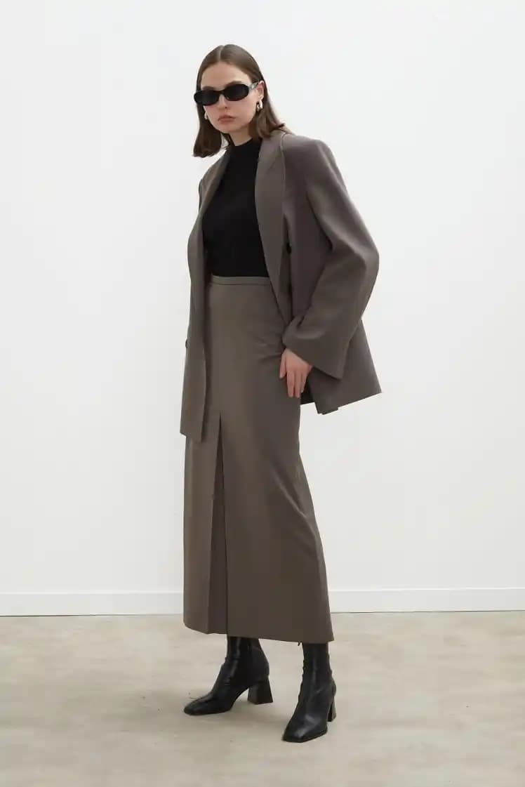 Blazer ve Etek Kombinleri: Kadınlar İçin Şık ve Zamansız Stil Önerileri