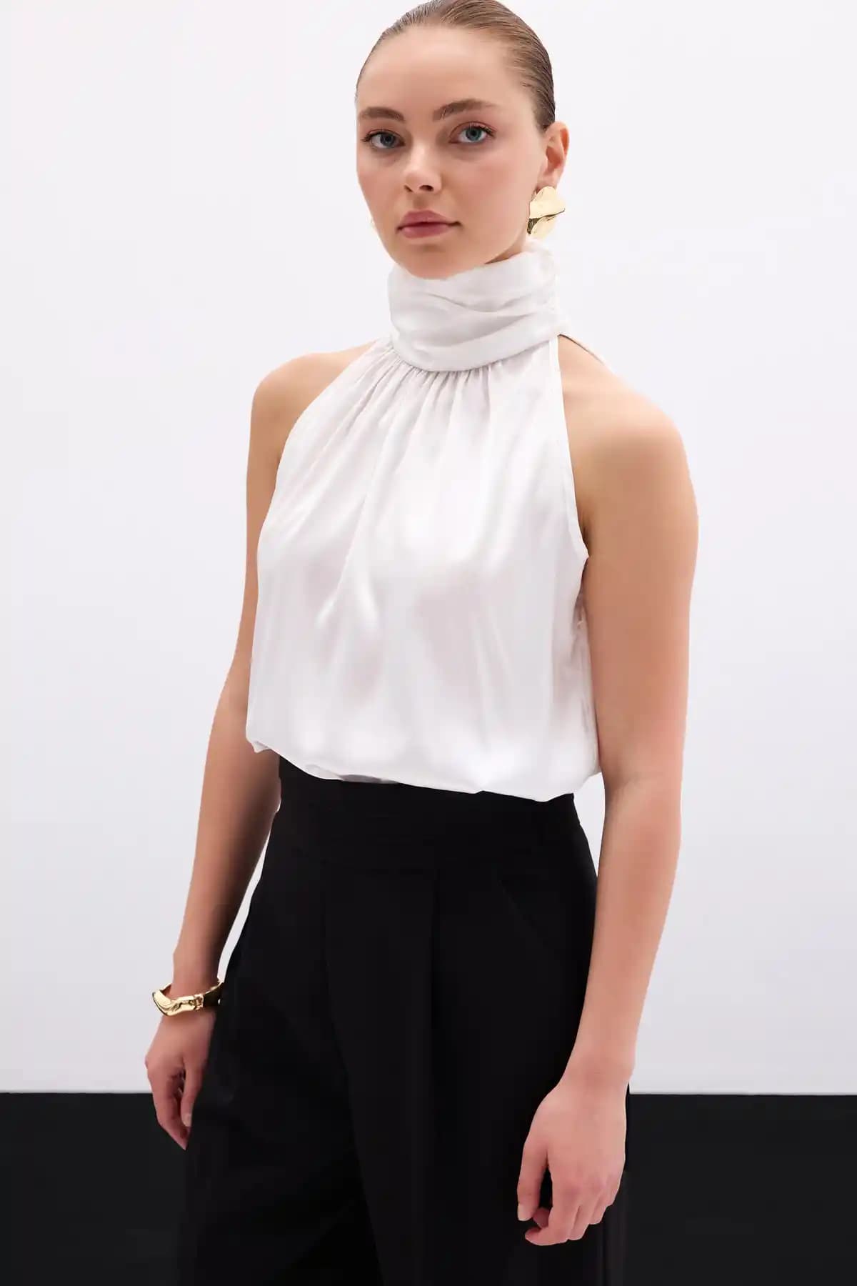 Boğazlı Bluz Modada Zamansız Şıklık ve Stil Önerileri 2023