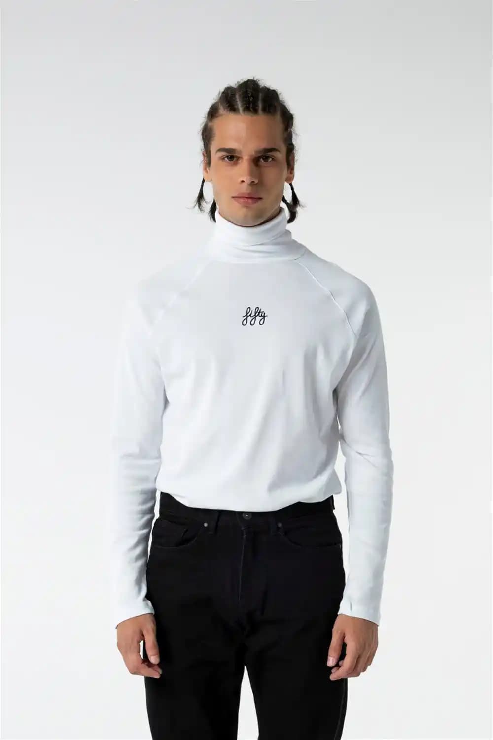 Boğazlı Tişört Modası: Tarihçesi, Kombin İpuçları ve Güncel Trendler