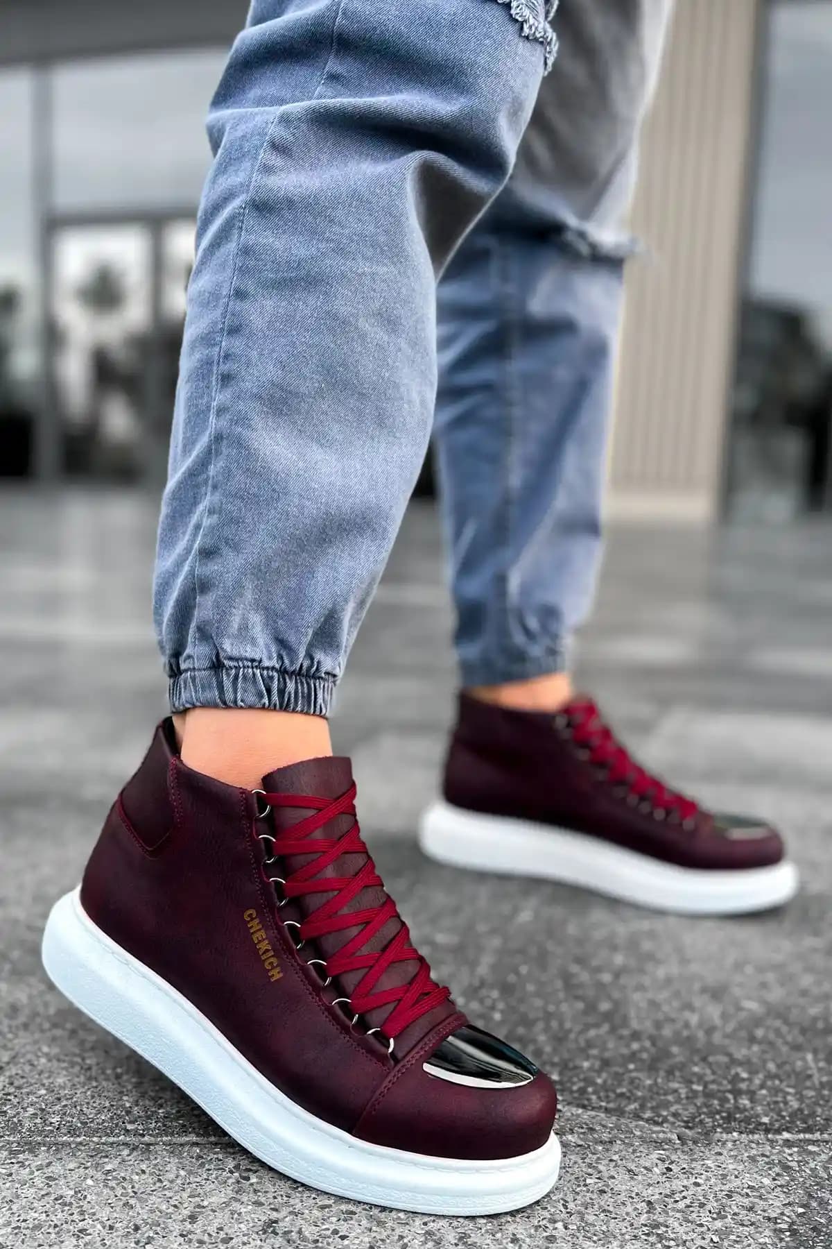 Bordo Erkek Botları: Şıklık ve Özgünlüğü Yansıtan Moda Trendleri ve Kombinasyonlar