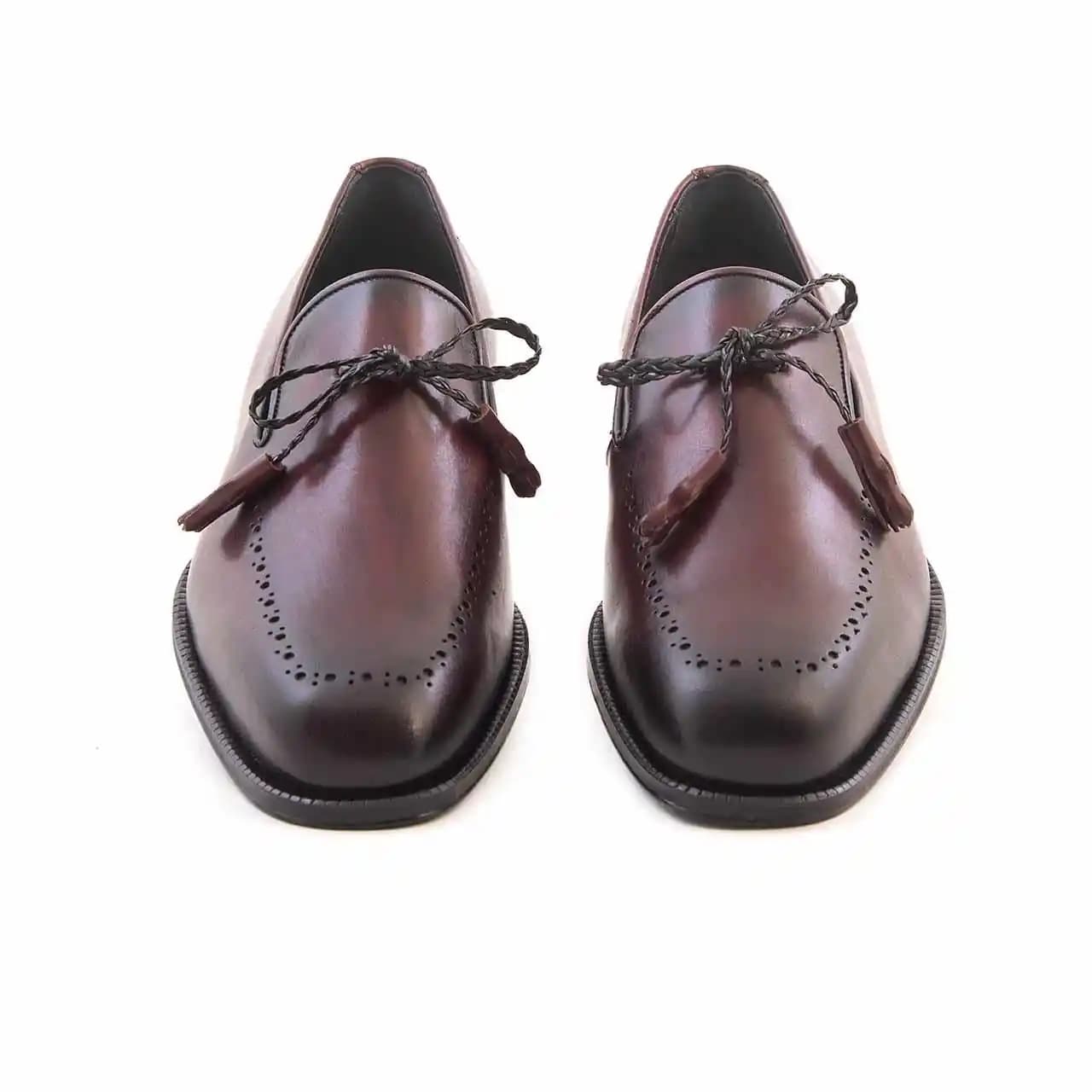 Bordo Klasik Erkek Ayakkabıları ile Şıklık ve Zarafetin Modern Yansıması