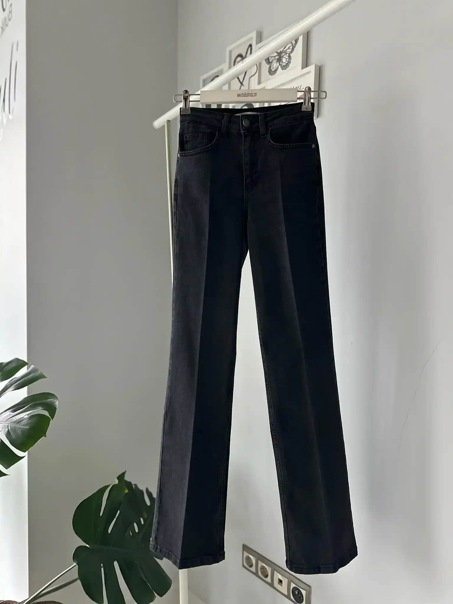 Boru Paça Jeanler Moda Dünyasında Zamansız ve Çok Yönlü Bir Parça