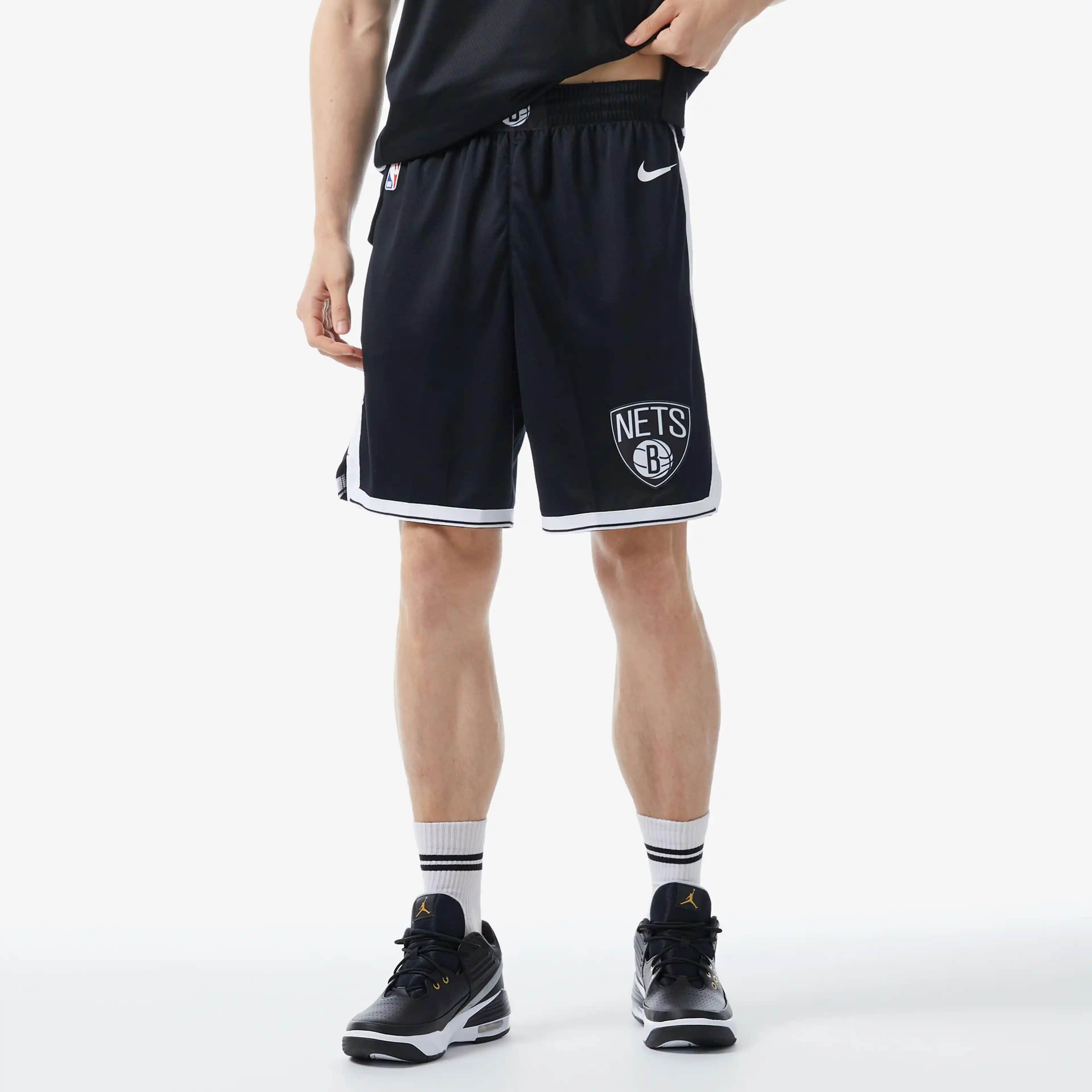 Brooklyn Nets Şortları: Spor Şıklığını Yansıtan Modern ve Rahat Tasarımlar