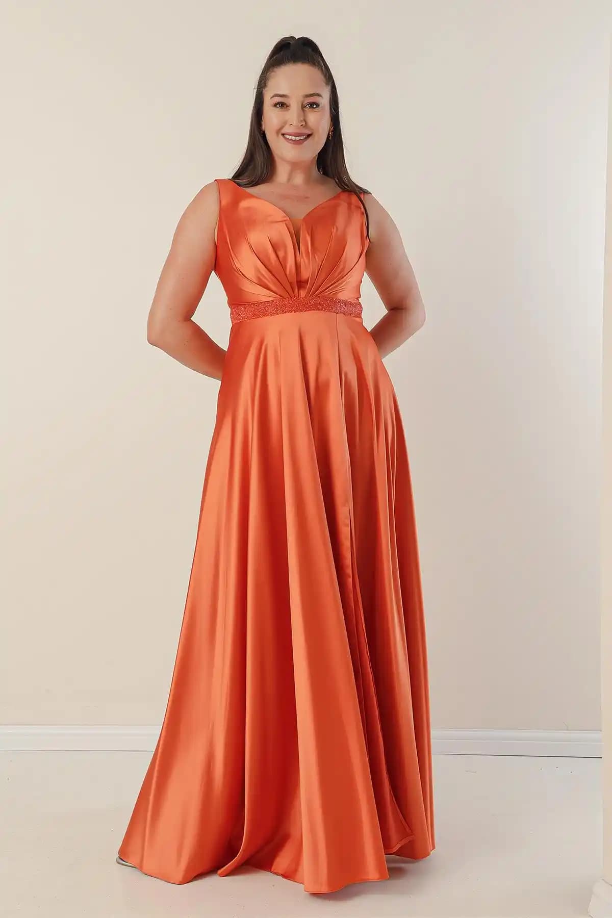 Büyük Beden Saten Elbise Trendleri ve Stil İpuçlarıyla Zarafeti Yakala