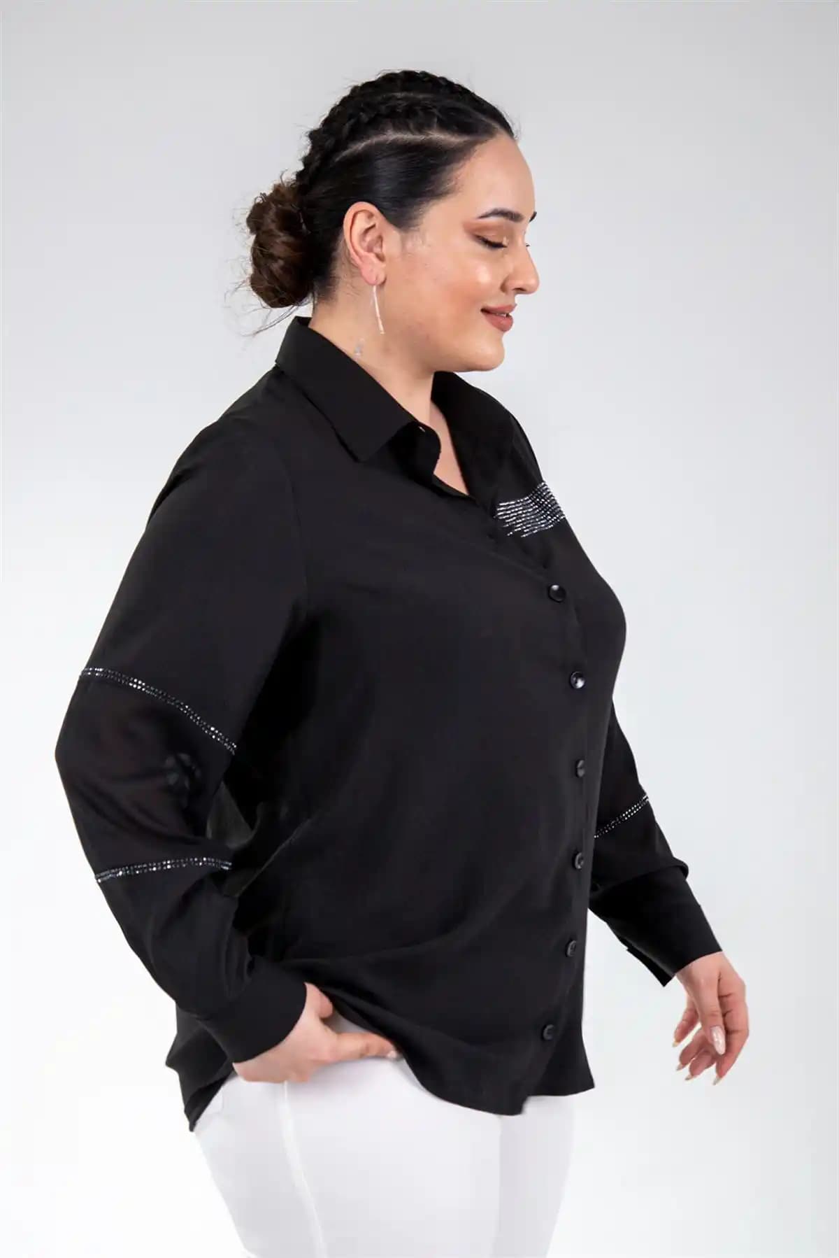 Büyük Beden Siyah Gömlekler: Moda Dünyasında Şıklık ve Rahatlık Sunan Çok Yönlü Parçalar