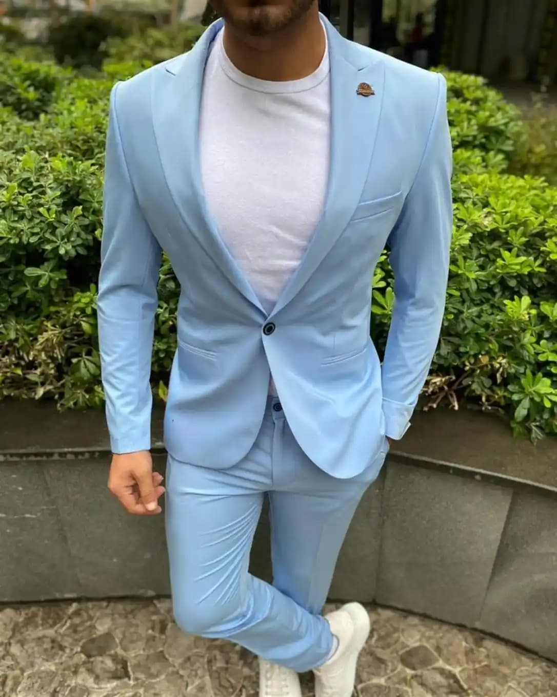 Buz Mavi Takım Elbise: Modern ve Zarif Giyim Trendleri ve Stil Önerileri