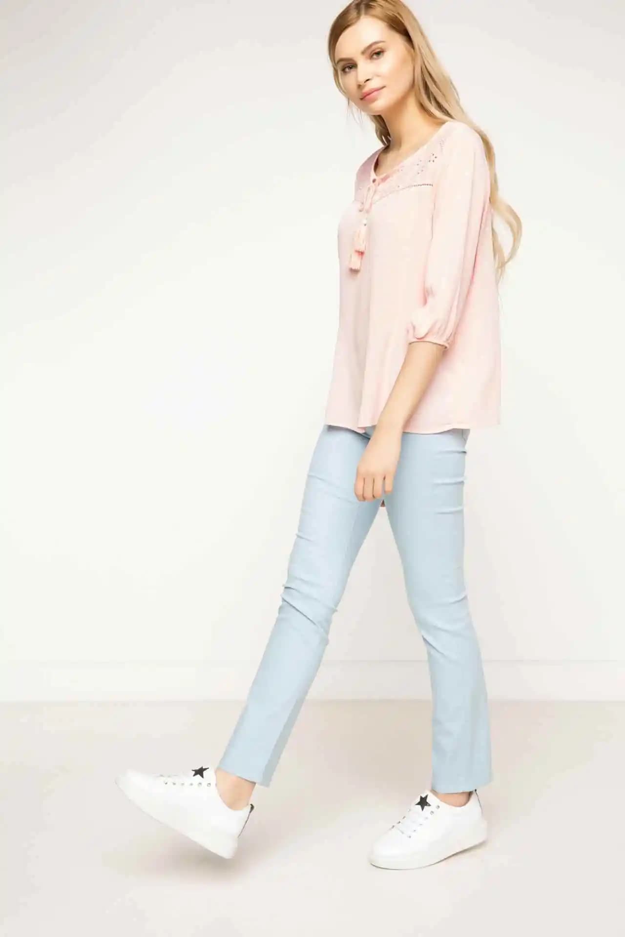 Buz Mavisi Kot Pantolonlarla Şıklık ve Rahatlık İçin Stil İpuçları