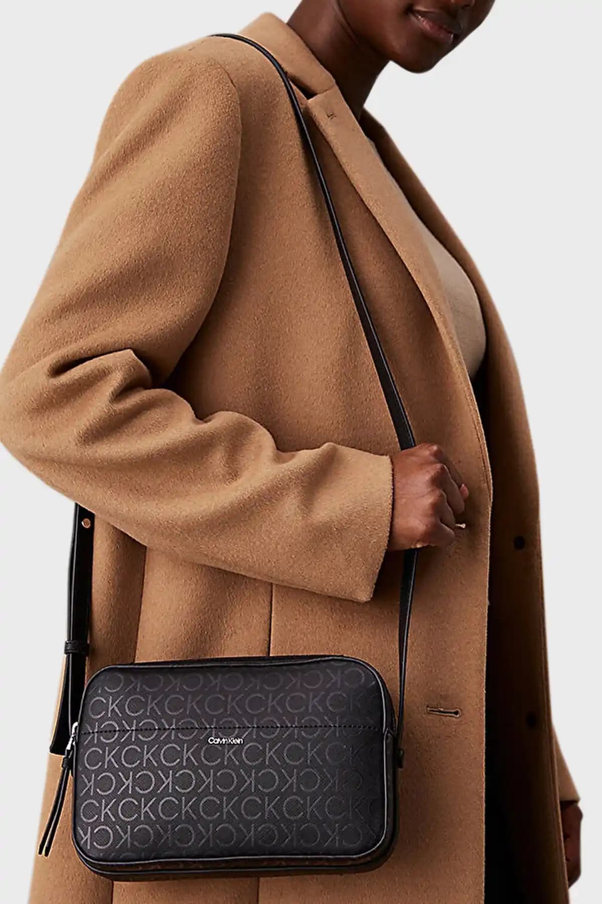 Calvin Klein Askılı Çantalar Moda Dünyasında Şıklık ve Fonksiyonelliğin Buluşması