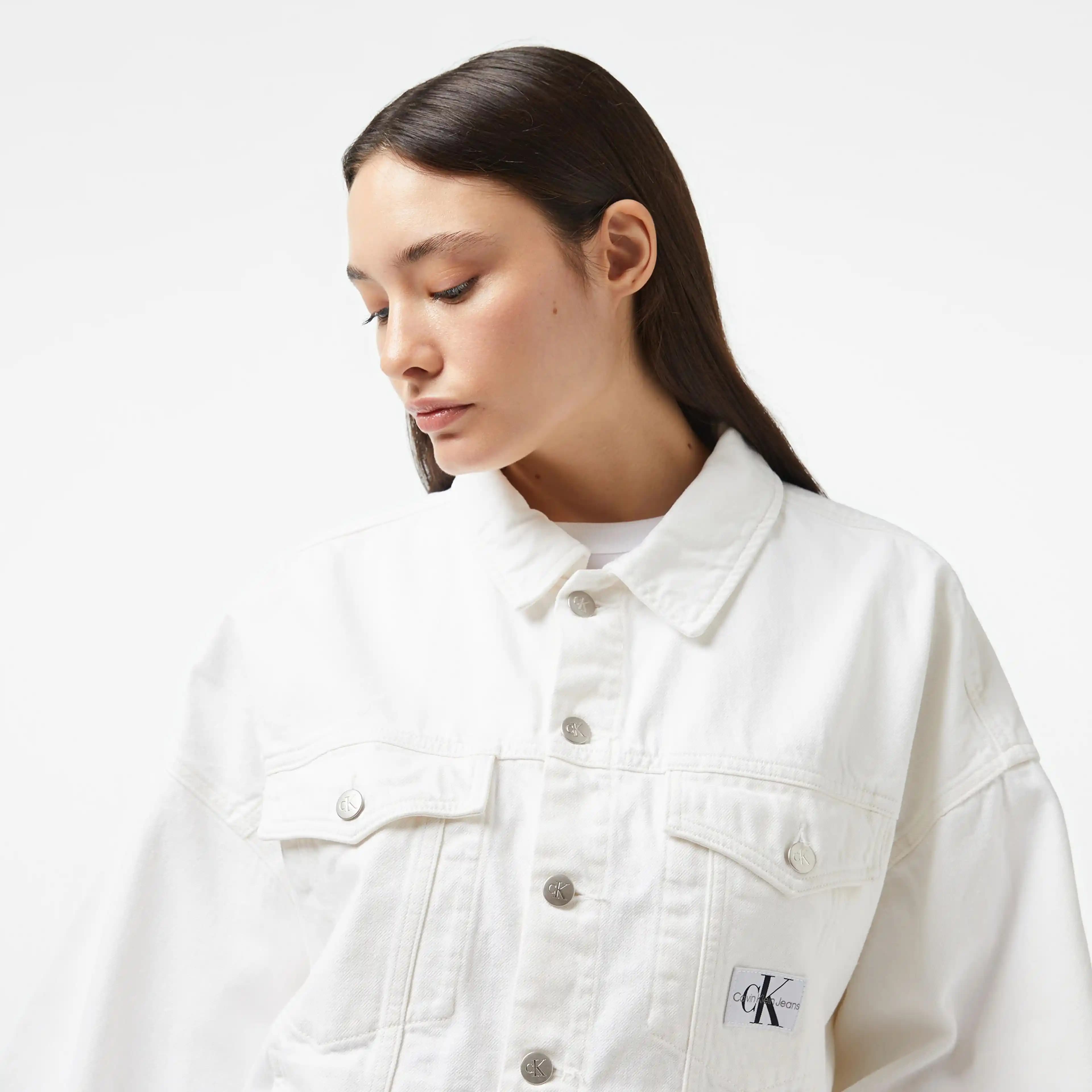 Calvin Klein Beyaz Ceketler: Moda Dünyasında Zamansız Şıklık ve Çok Yönlü Kullanım İpuçları