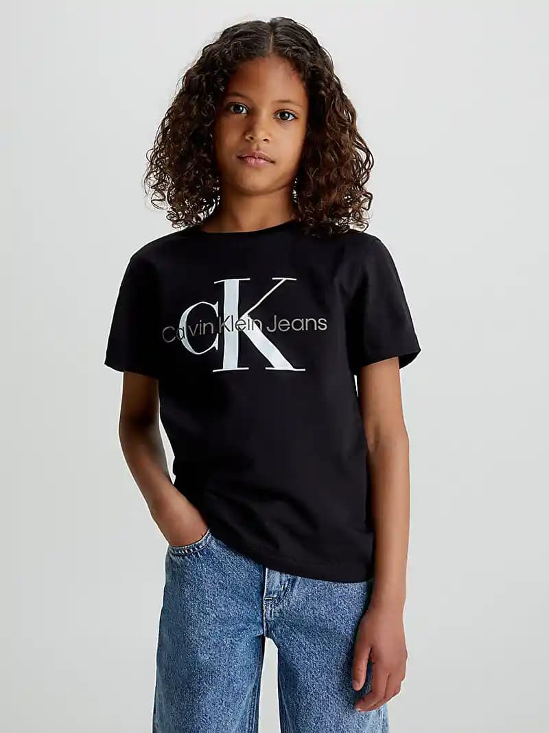 Calvin Klein Çocuk Koleksiyonu: Sürdürülebilir ve Minimalist Tasarımlarla Moda Dünyasında Yenilik