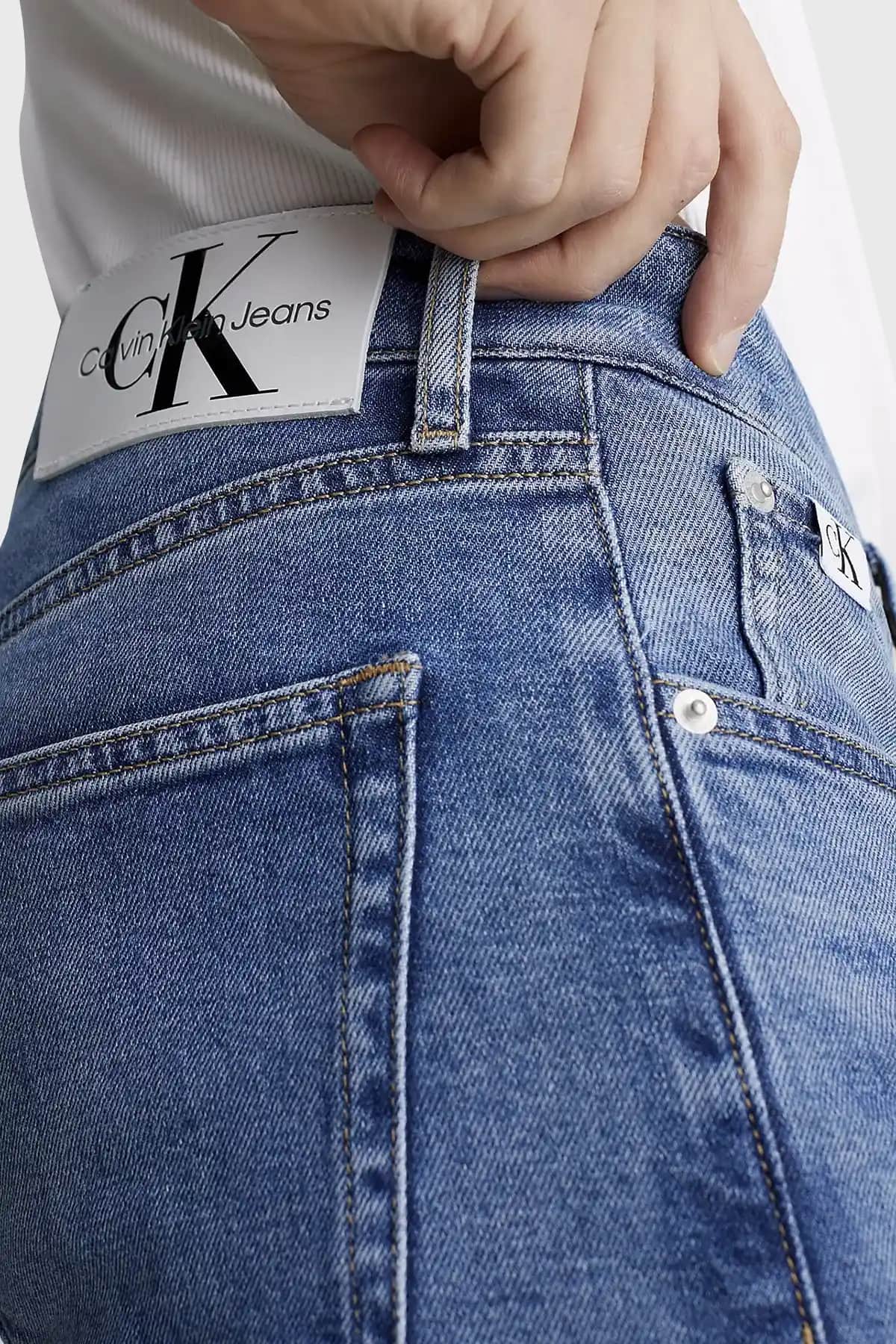 Calvin Klein Erkek Kot Pantolonları: Günlük Şıklık ve Konforun Modern Yüzü