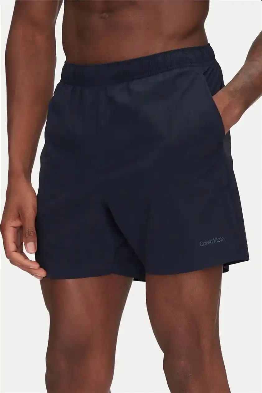 Calvin Klein Erkek Mayo Şortları: Modern Tasarımlar ve Moda Trendleri