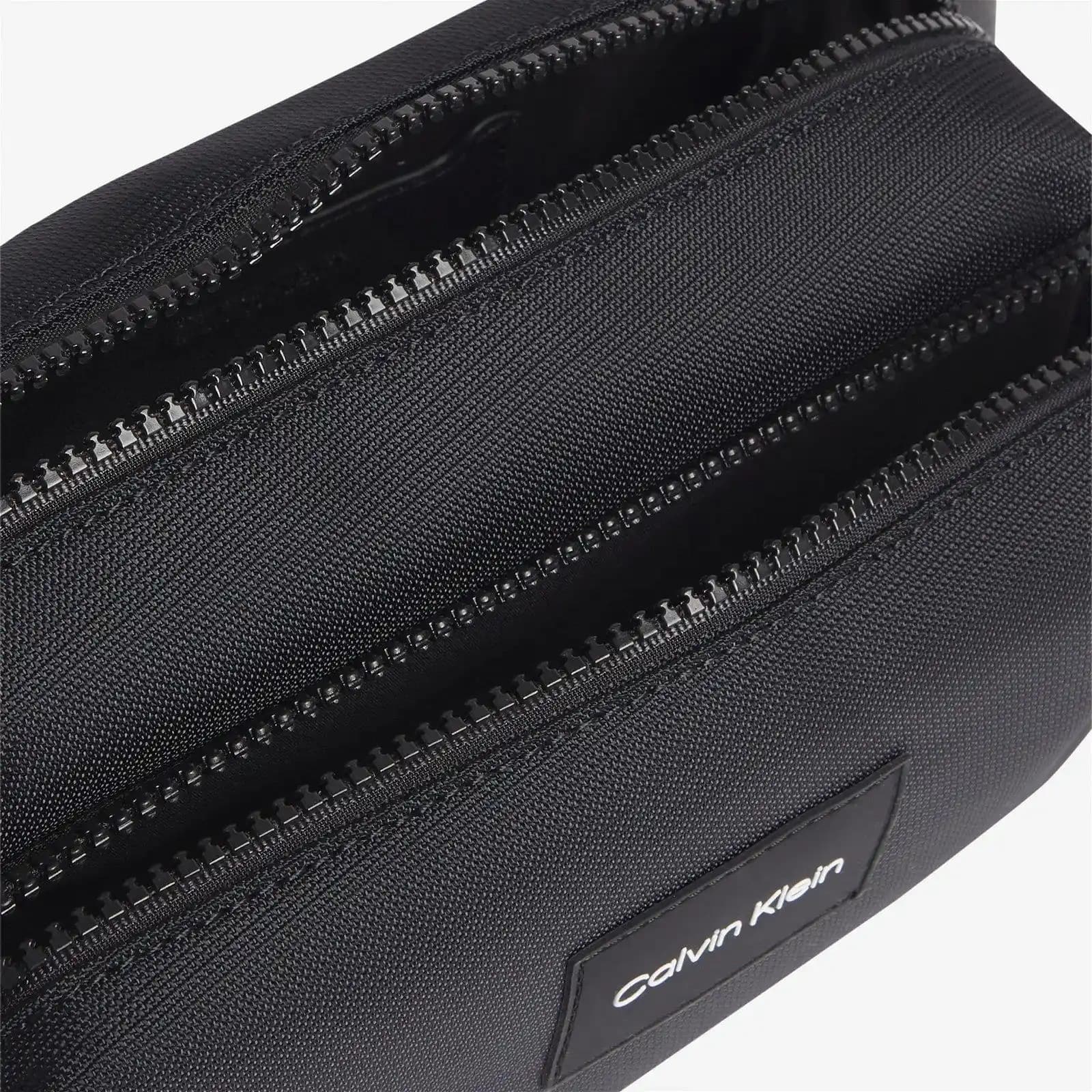 Calvin Klein Erkek Omuz Çantası: Şık ve Fonksiyonel Tasarımlarla Günlük Tarzınızı Yükseltin