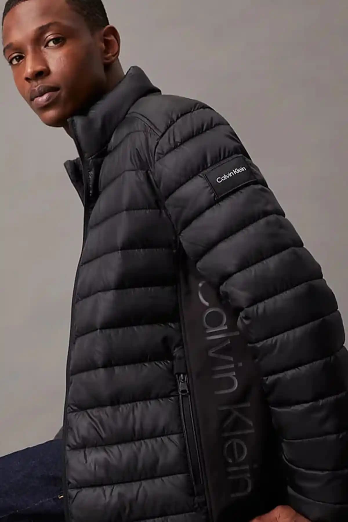 Calvin Klein Erkek Siyah Mont: Modern Tasarım ve Çok Yönlülükle Şıklık Yaratın