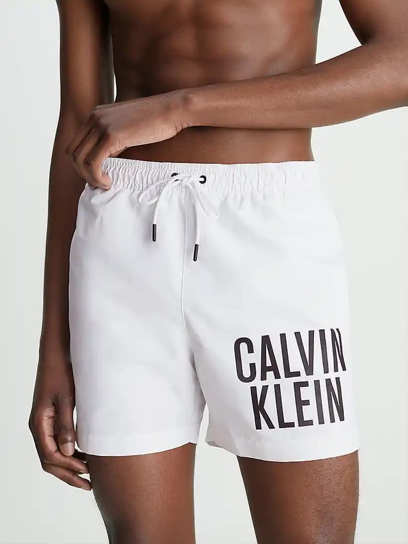 Calvin Klein Erkek Şortları: Rahatlık ve Şıklığın Modern Buluşması