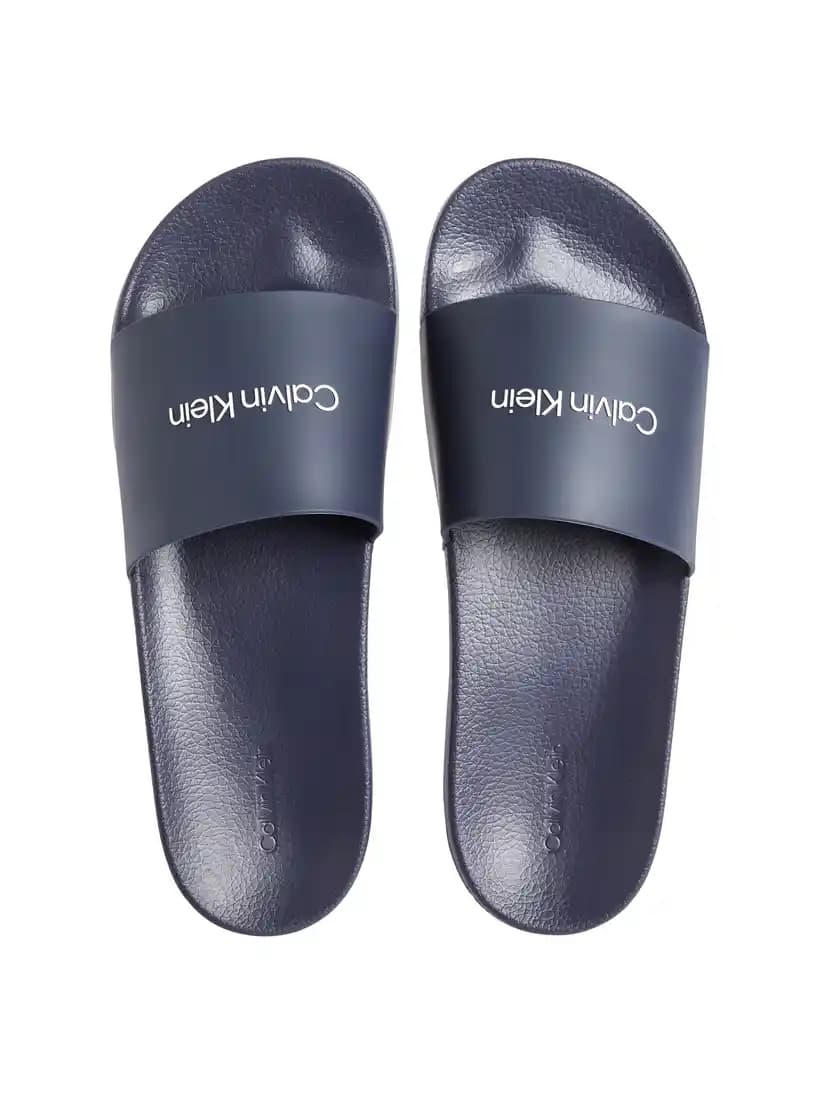 Calvin Klein Erkek Terlikleri: Şıklık ve Konfor Sunan Modern Ayakkabı Seçenekleri