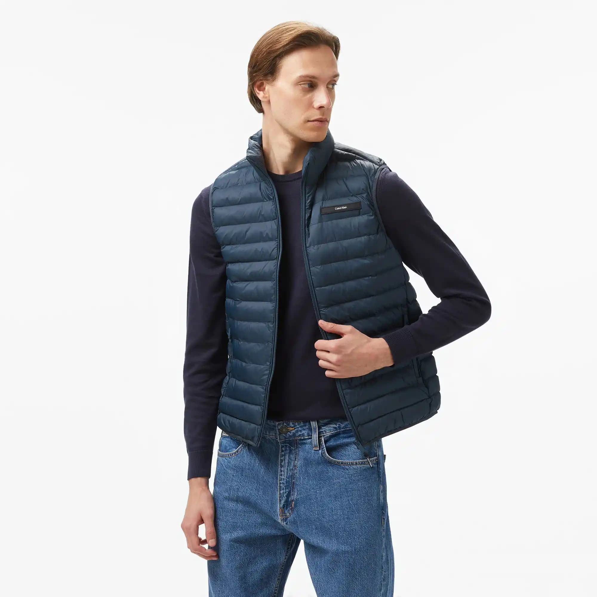 Calvin Klein Erkek Yelekleri: Modern ve Şık Tasarımlarla Çok Yönlü Giyim Seçenekleri