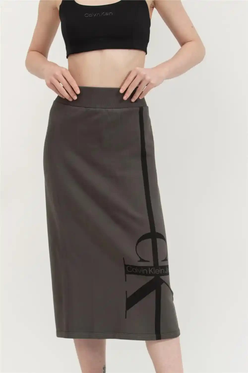 Calvin Klein Etekleriyle Modern Kadın Modasında Şıklık ve Kalitenin Buluşması