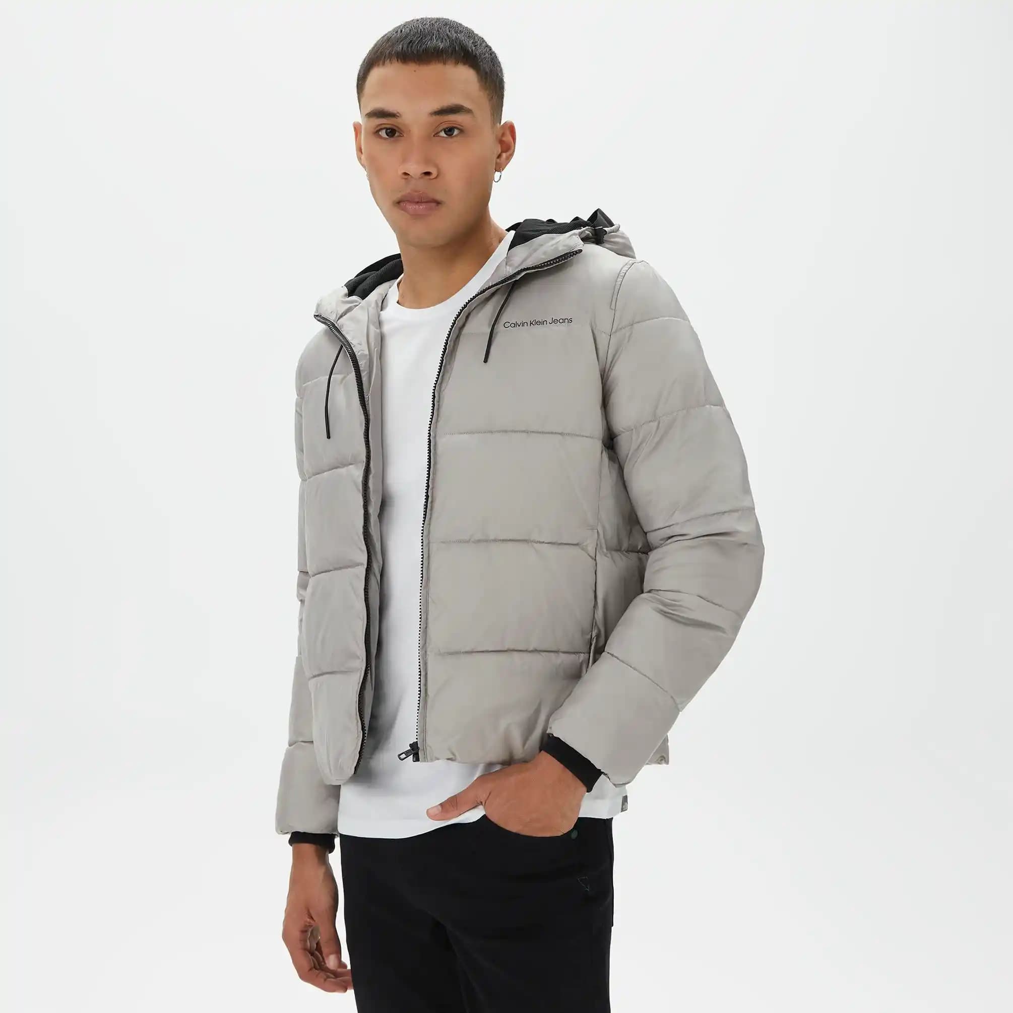 Calvin Klein Gri Mont Koleksiyonu: Şıklık ve Sadeliğin Zamansız Simgesi