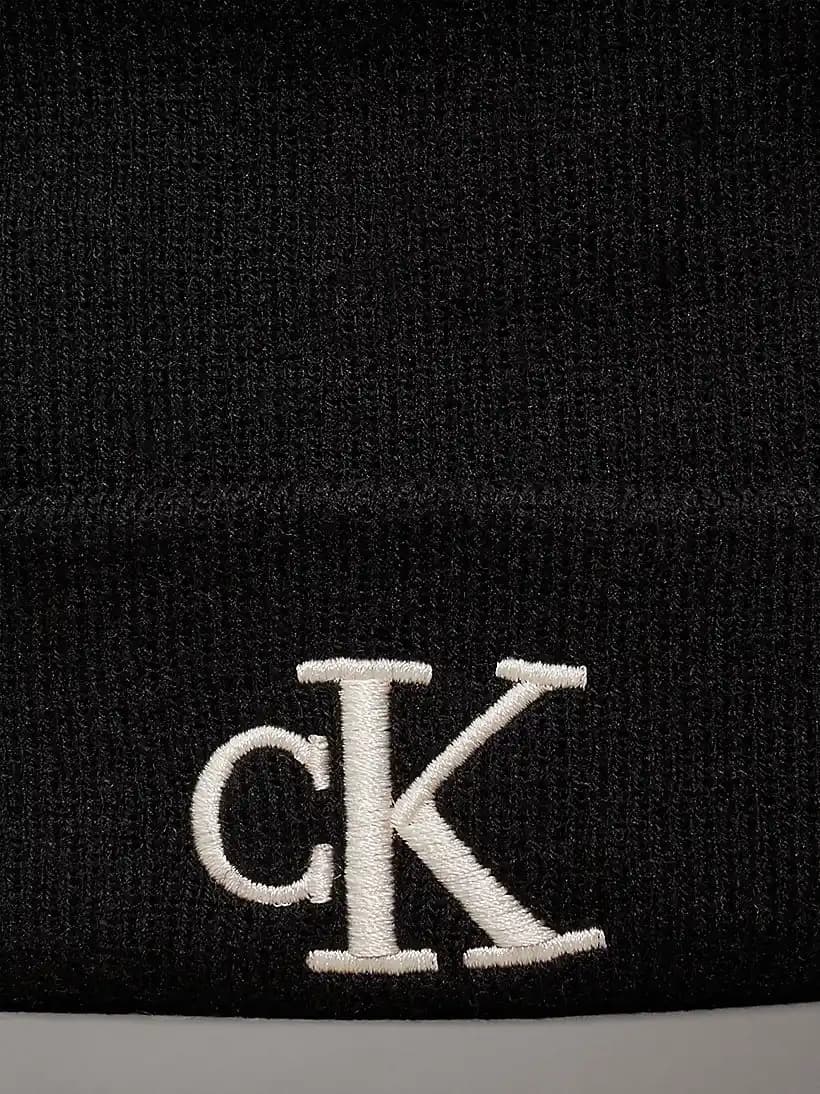 Calvin Klein Kadın Koleksiyonları: Minimalizm ve Şıklığın Modern Yansıması