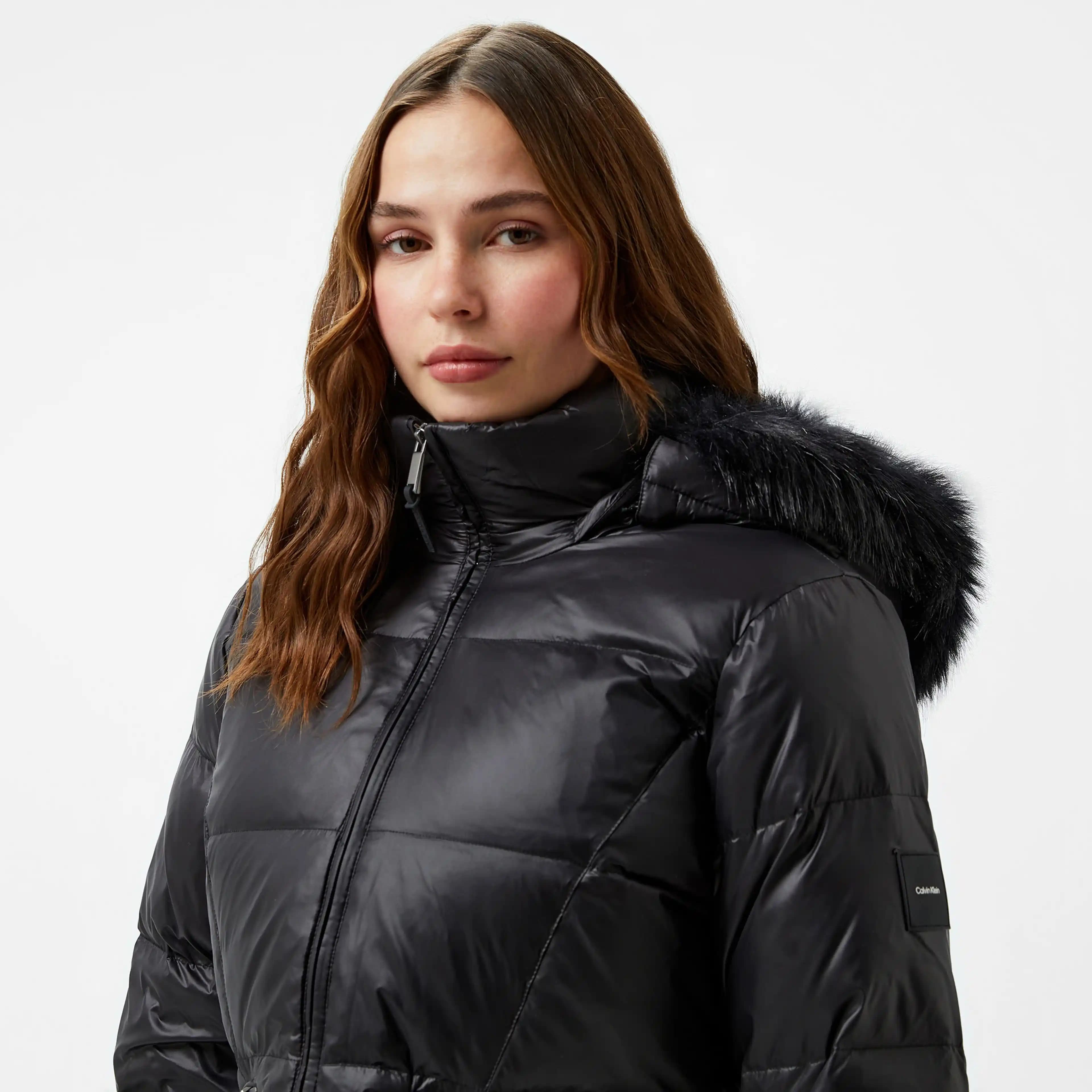 Calvin Klein Kadın Siyah Montları: Şıklık ve Fonksiyonellik Bir Arada