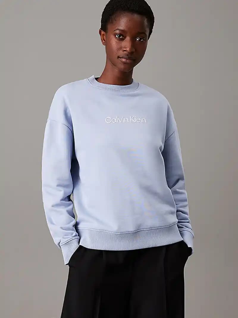 Calvin Klein Mavi Sweatshirtleri: Modern Tasarımlar ve Moda Trendleri