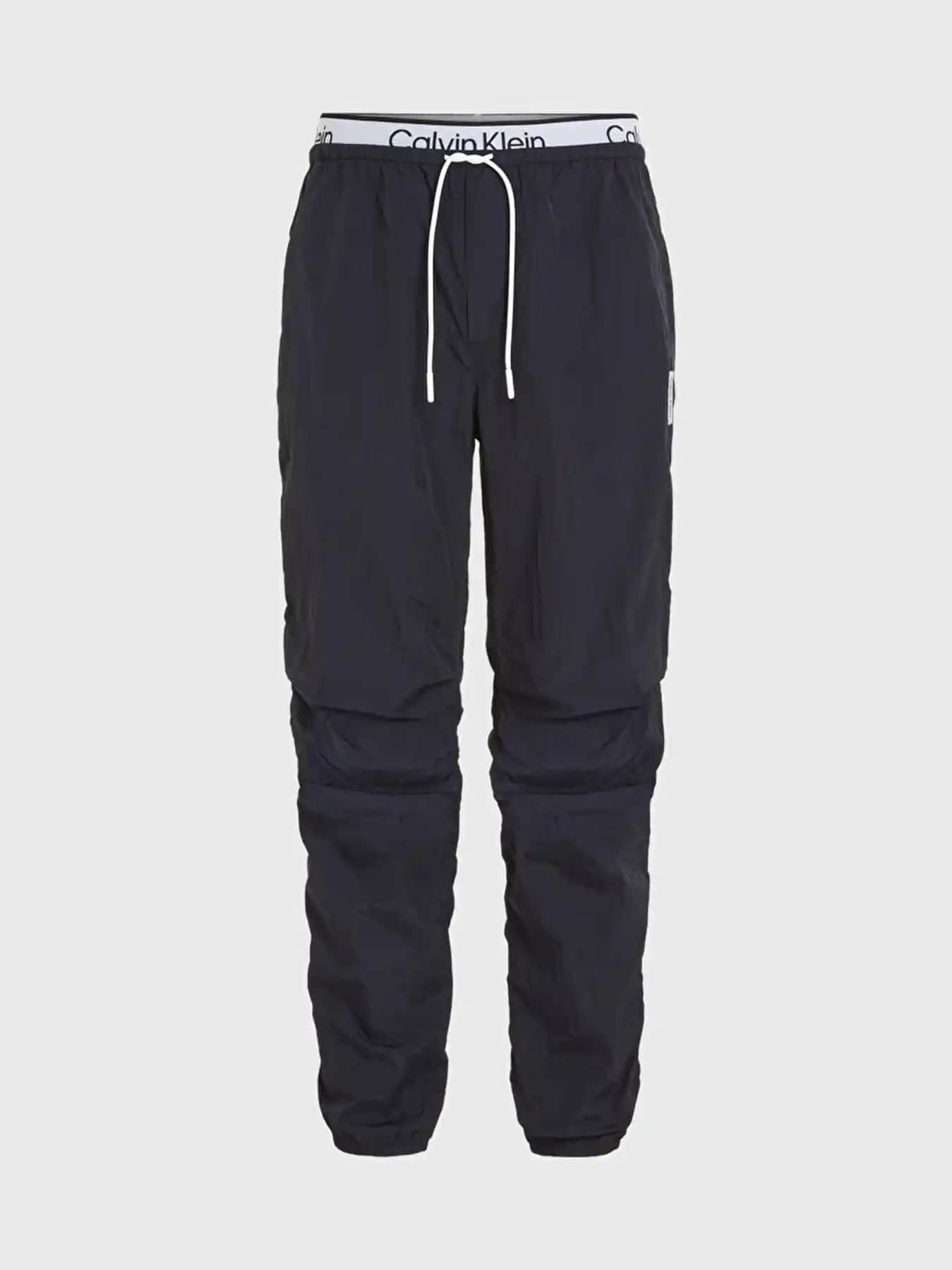 Calvin Klein: Minimalist Tasarımlarıyla Moda Dünyasında Kalıcı Bir İkon Olmayı Sürdürüyor