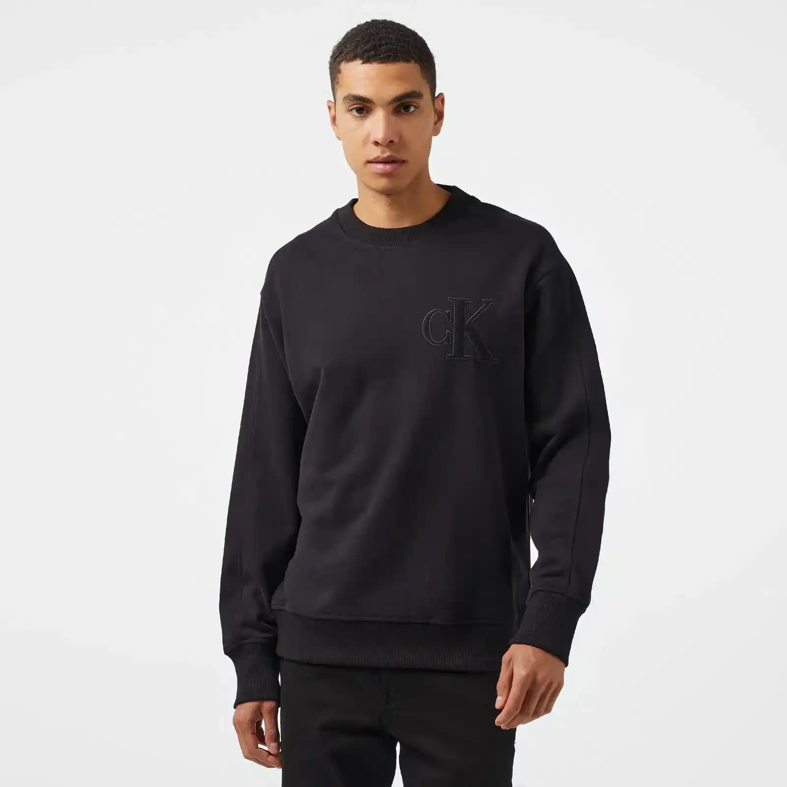 Calvin Klein Siyah Sweatshirt: Modern ve Şık Tasarımıyla Moda Dünyasında Öne Çıkıyor