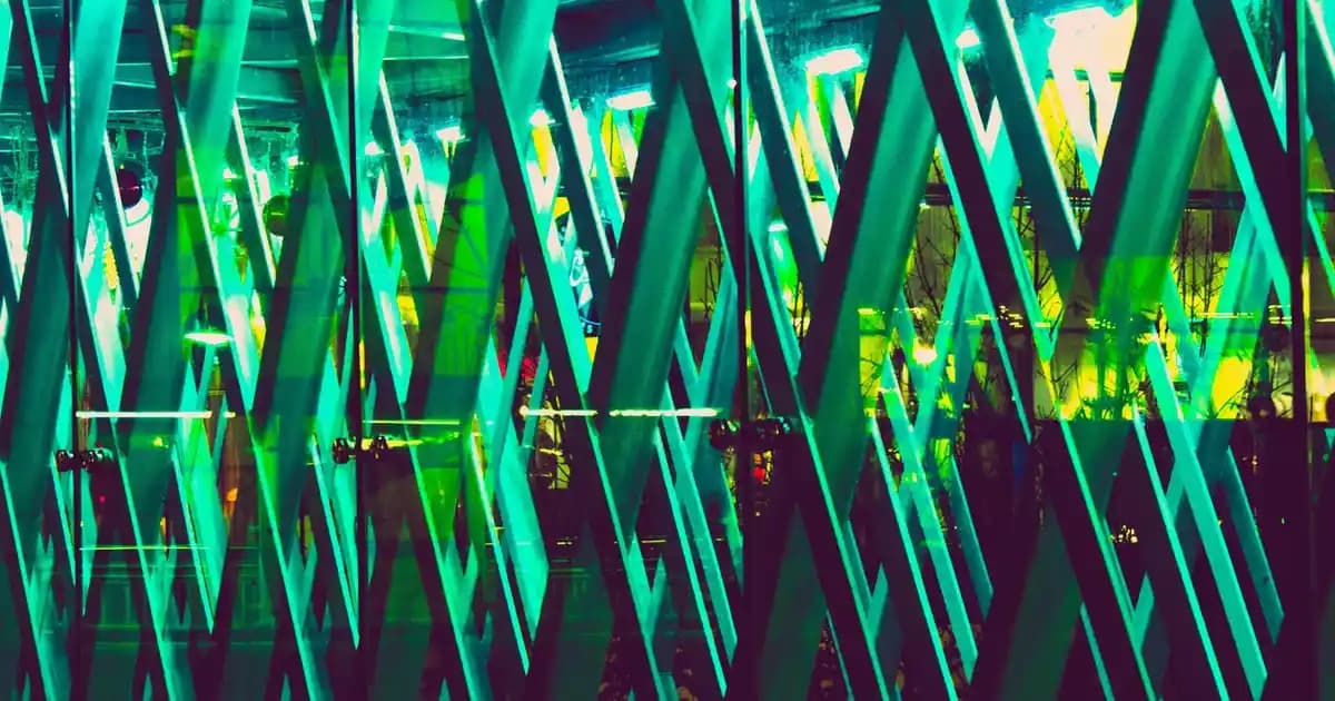 Calvin Klein Siyah Tişörtler: Zamansız Şıklık ve Çok Yönlülük Özellikleri