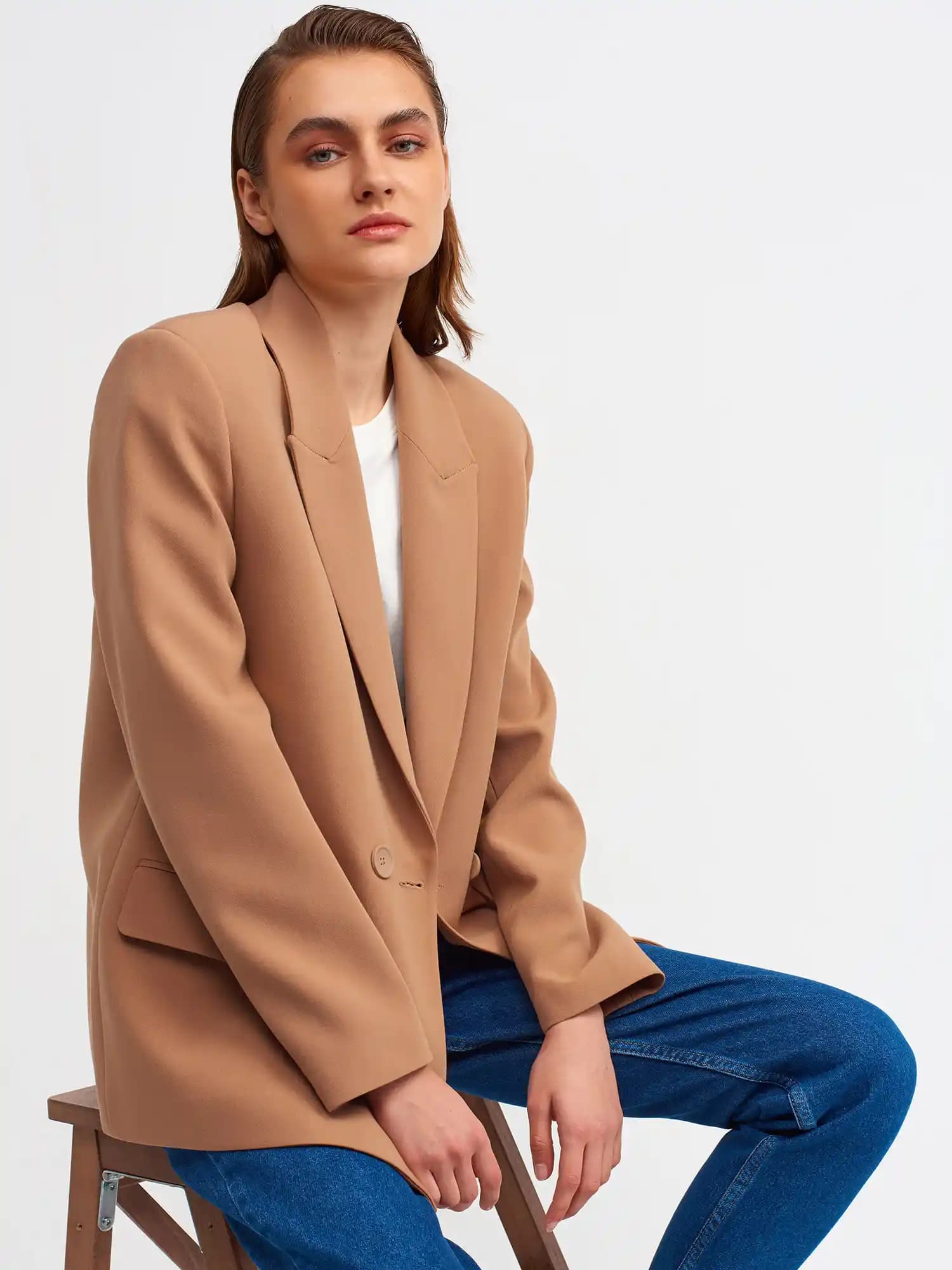 Camel blazer ceket nedir, nasıl kullanılır ve stil ipuçlarıyla kombinasyon önerileri