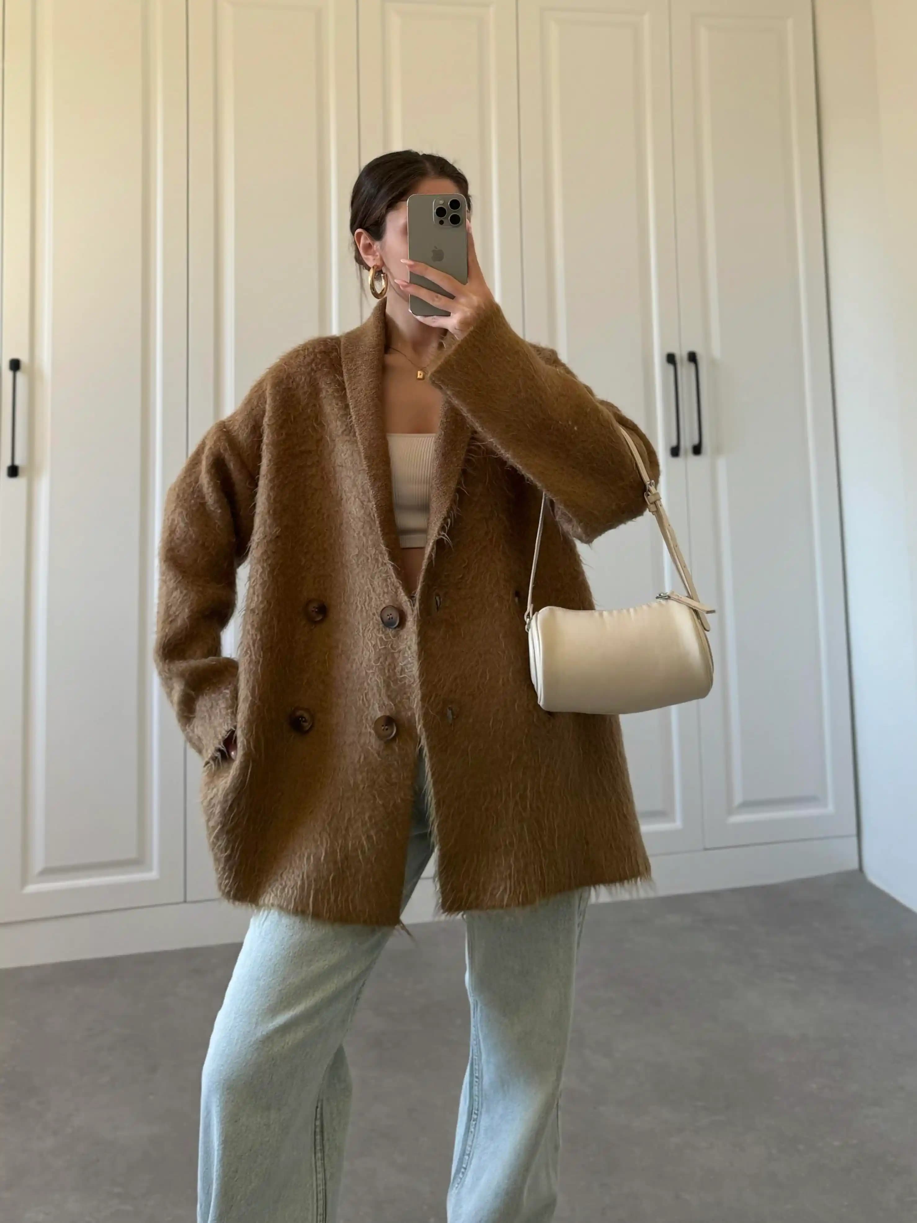 Camel Hırka Modada Zamansız Şıklık ve Çok Yönlülük Sağlayan Parça