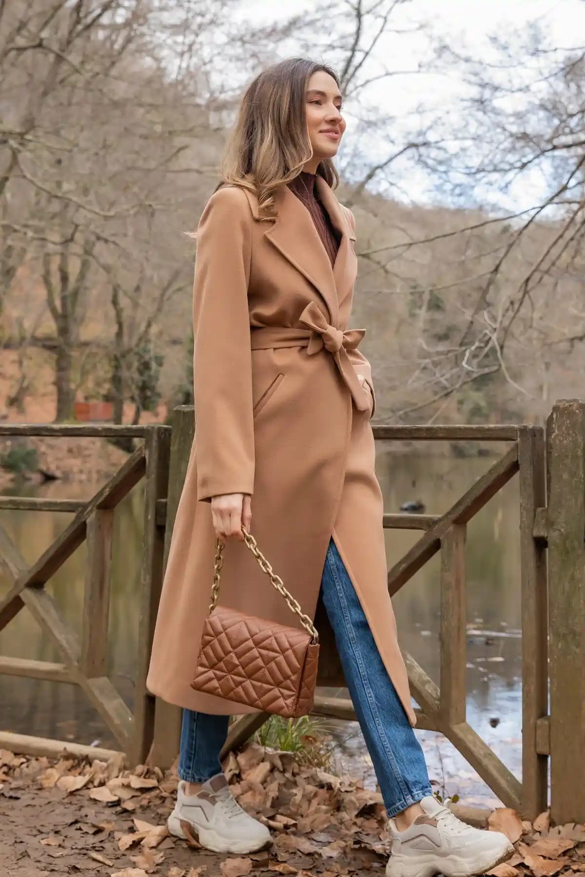 Camel Kaban Kombinleri ve Moda Dünyasında Zamansız Şıklık Rehberi