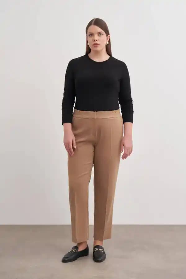 Camel Pantolon: Zamansız Şıklık ve Çok Yönlülük Sunan Moda Parçası
