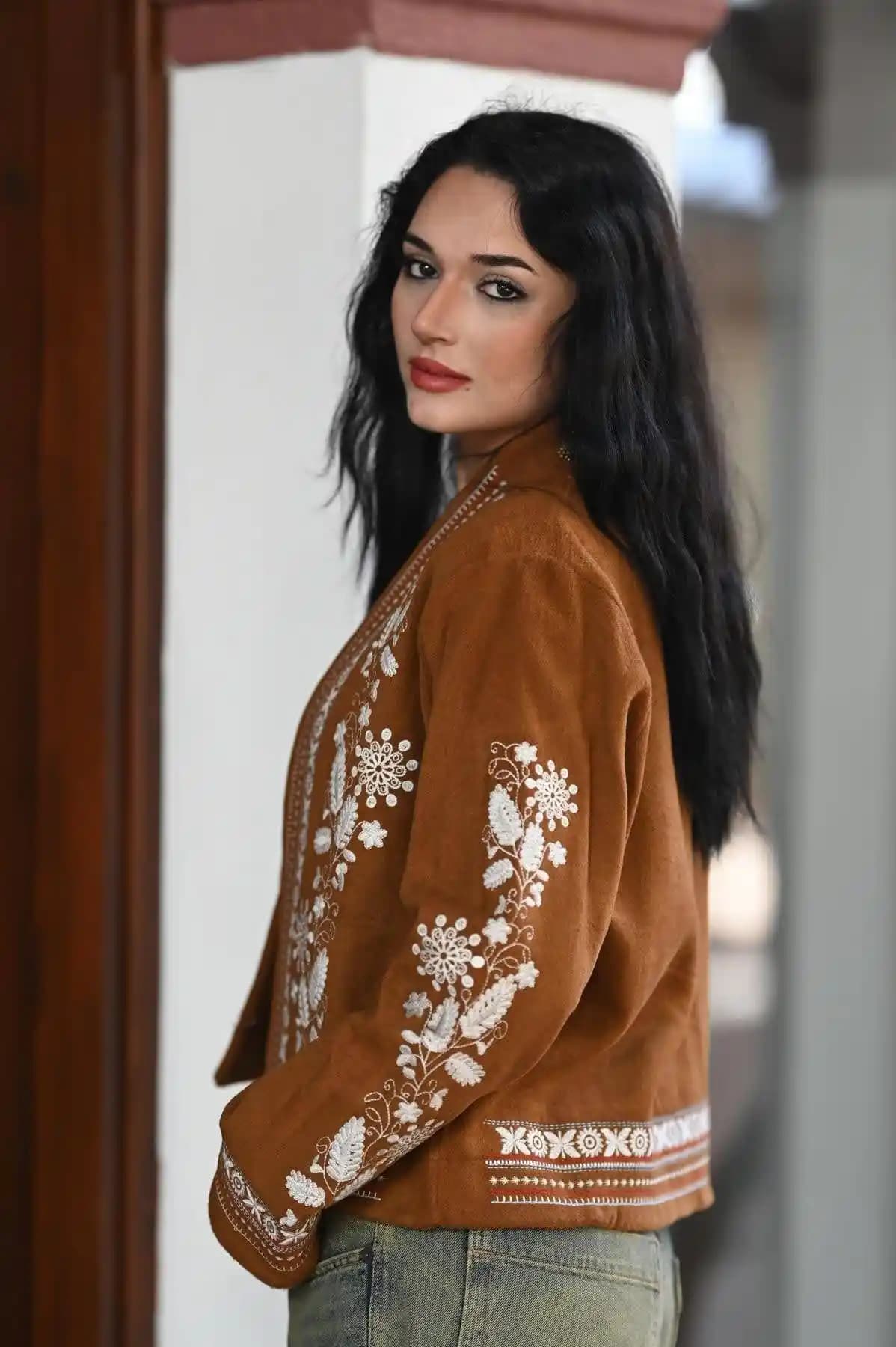 Camel Rengi Ceketler Moda Dünyasında Zarafetin ve Çok Yönlülüğün Simgesi