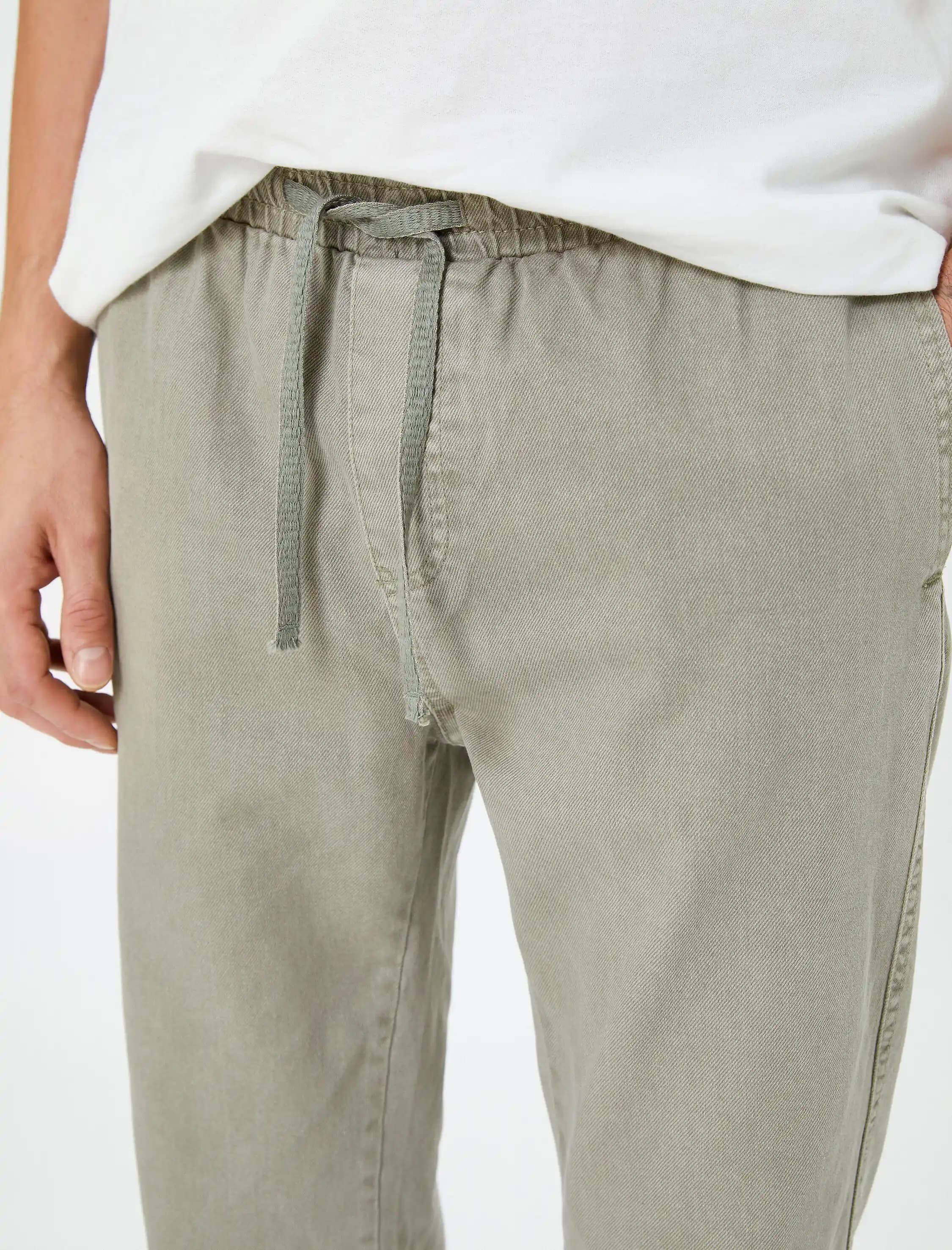 Canvas Pantolonlar: Dayanıklılık ve Şıklığın Modern Moda İçindeki Yeri ve Trendleri