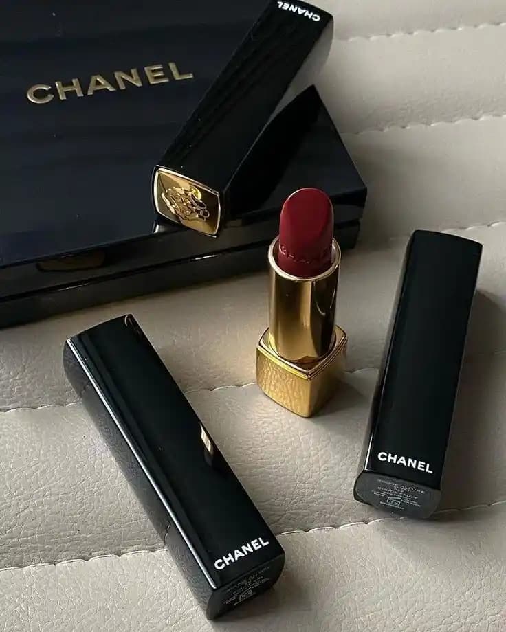 Chanel Çorapları Moda Dünyasında Zarafetin ve Şıklığın Simgesi Olmaya Devam Ediyor