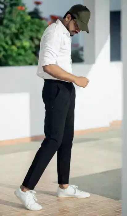 Chino Pantolon Nedir? Moda Dünyasında Şıklık ve Rahatlığın Buluşma Noktası