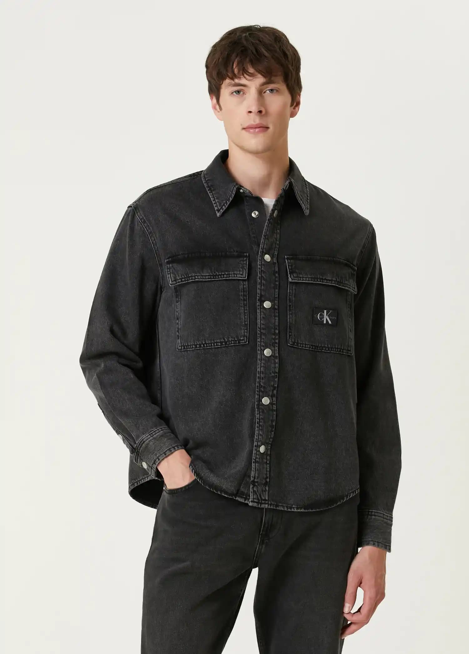 CK Gömlekler: Zamansız Şıklık ve Modern Tarzlar İçin En İyi Seçenekler