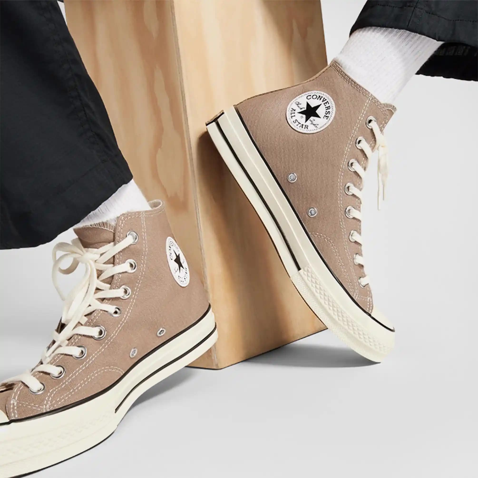 Converse Chuck 70 Bej: Klasik Tasarım ve Modern Detaylarla Zamansız Moda Seçeneği