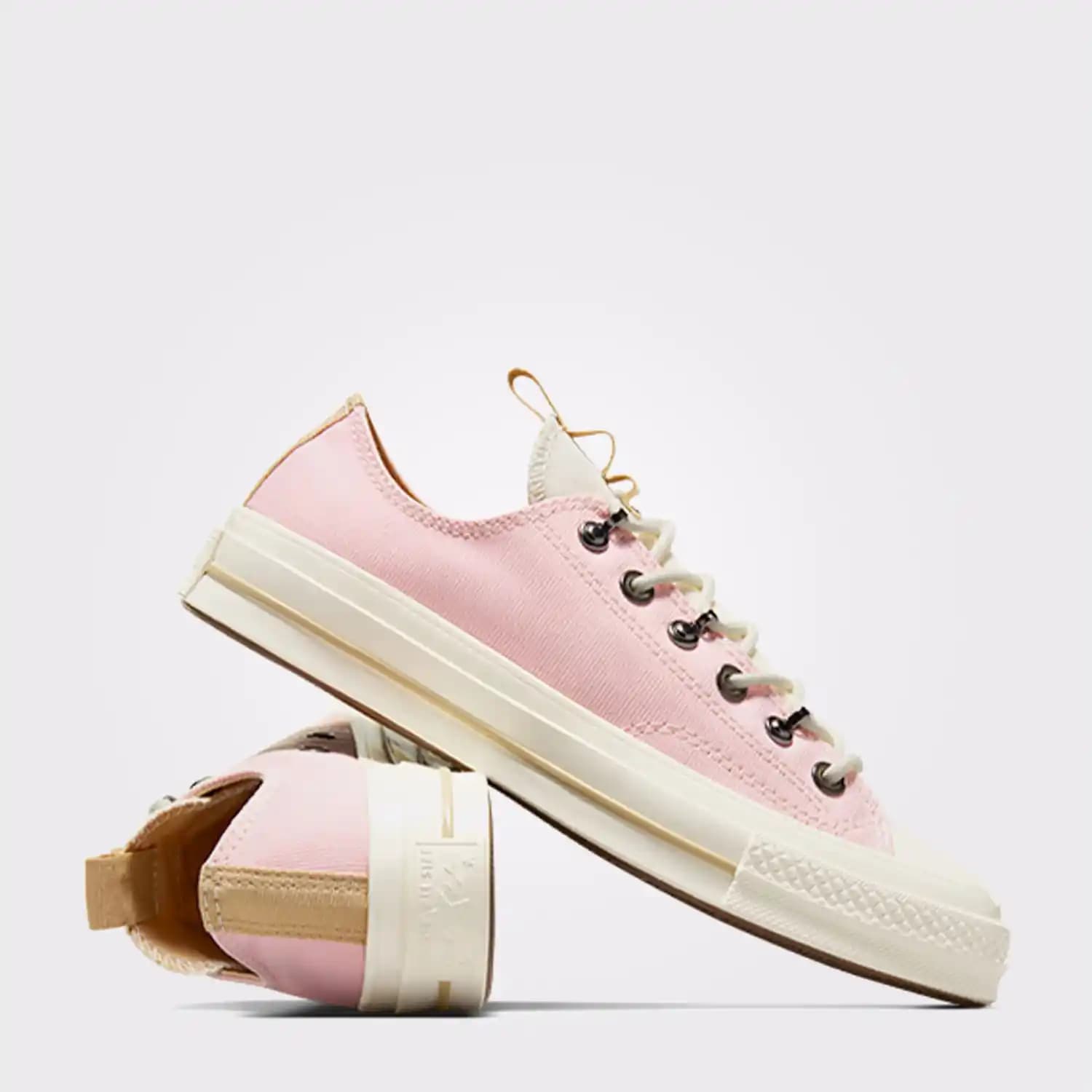 Converse Chuck 70 Pembe: Moda Dünyasında Kendine Özgü Bir İkon ve Stil Yaratma Rehberi
