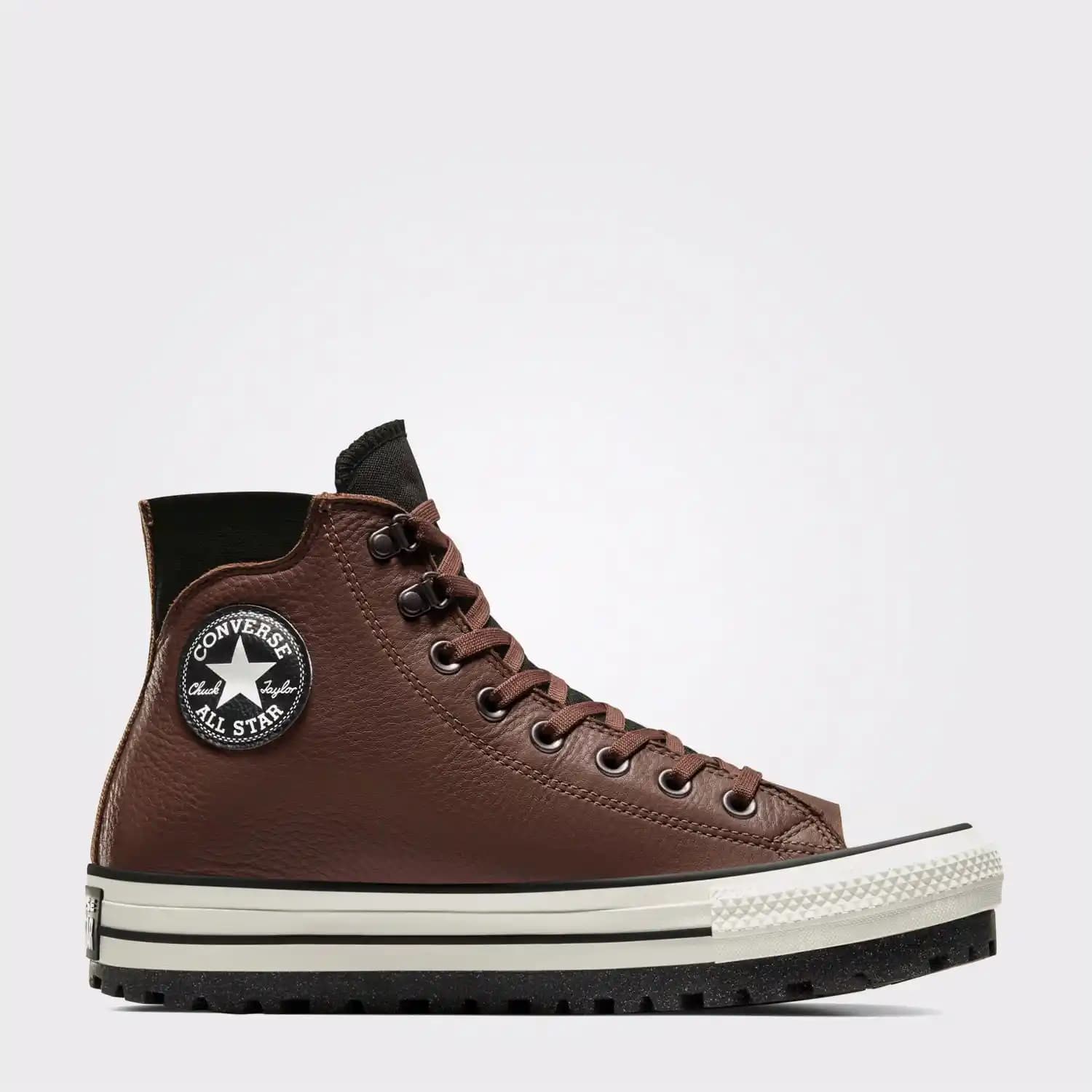 Converse Chuck Taylor Deri Modelleri: Moda Dünyasında Kalıcı ve Şık Bir Seçenek