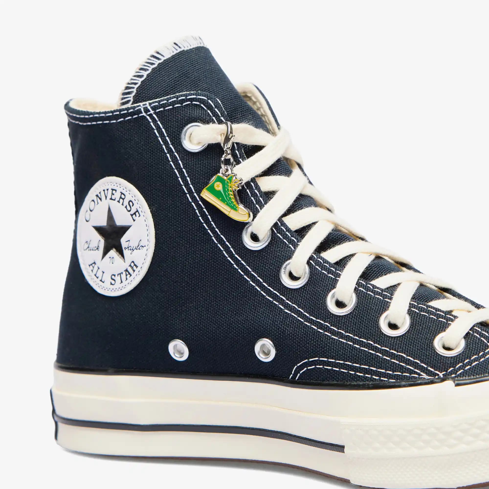 Converse Desenli Ayakkabılar: Moda Trendlerinde Renkli ve Çekici Bir Seçenek