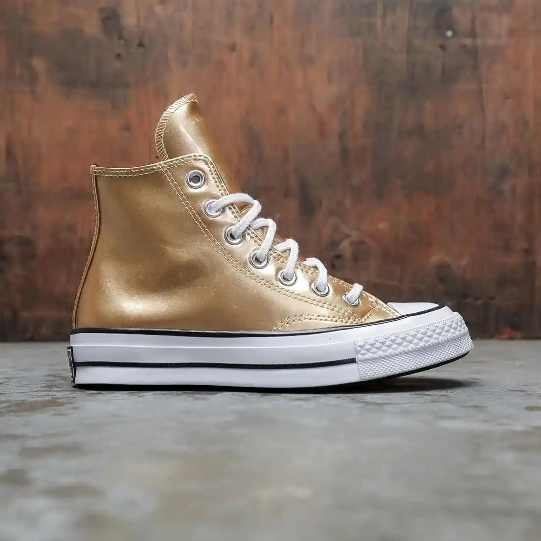 Converse Gold Koleksiyonu: Lüks ve Şıklığın Modern Sokak Modasıyla Buluşması