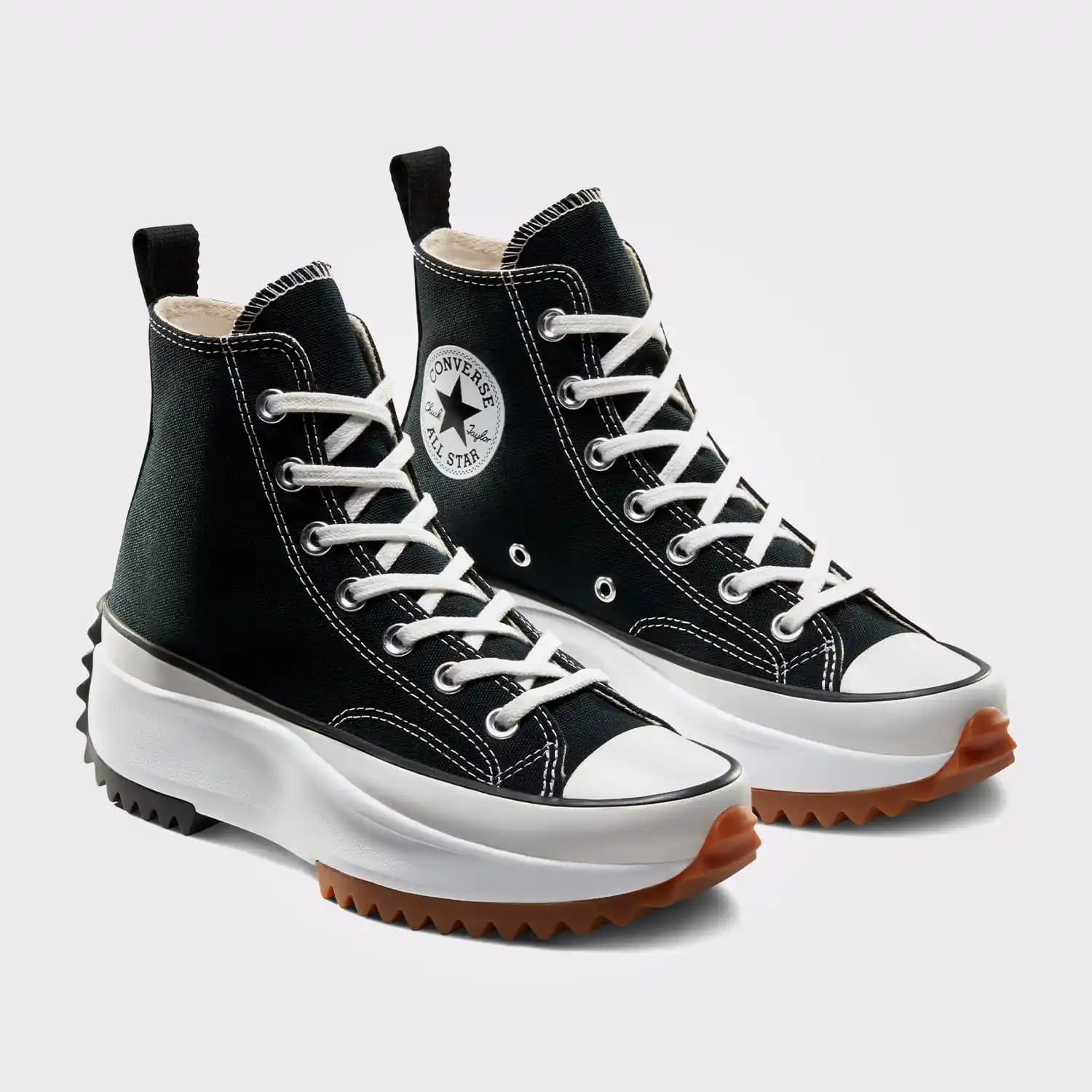 Converse Tırtıklı Detaylar Moda Dünyasında Yenilikçi ve Şık Bir Dokunuş Sunar