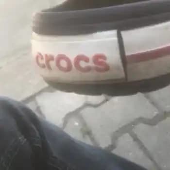 Crocs Amblemleri ve Moda Dünyasında Anlamlı Detaylar Üzerine Kapsamlı Bir İnceleme