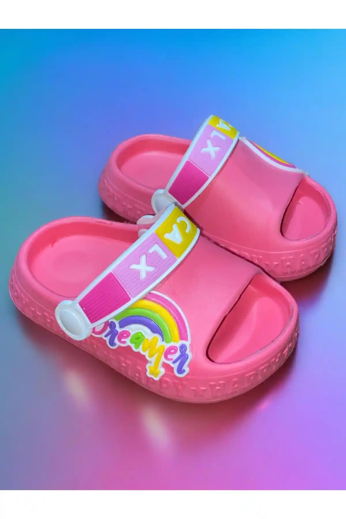 Crocs Önü Açık Terlikler: Rahatlık ve Moda Trendlerini Yansıtan Yaz Ayları İçin Uygun Tasarımlar